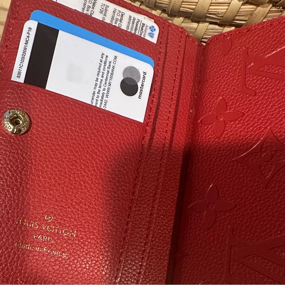 Embossed Red small wallet - Picture 2 of 3